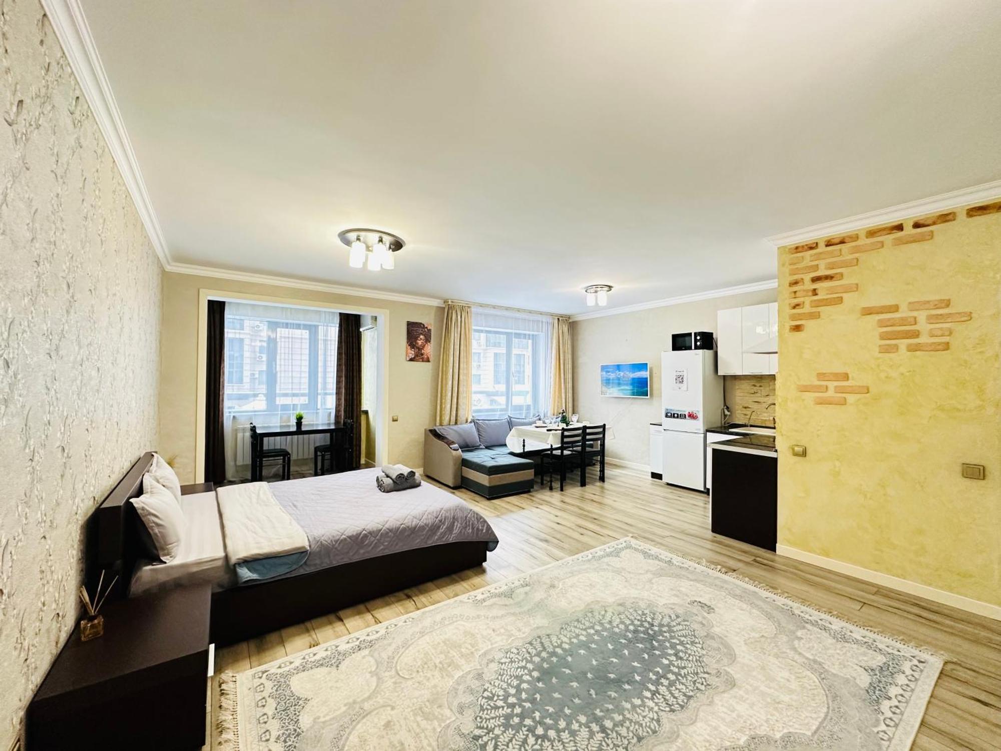 Vostochnyi Park Apartament In The Center Of Almaty Appartement Buitenkant foto
