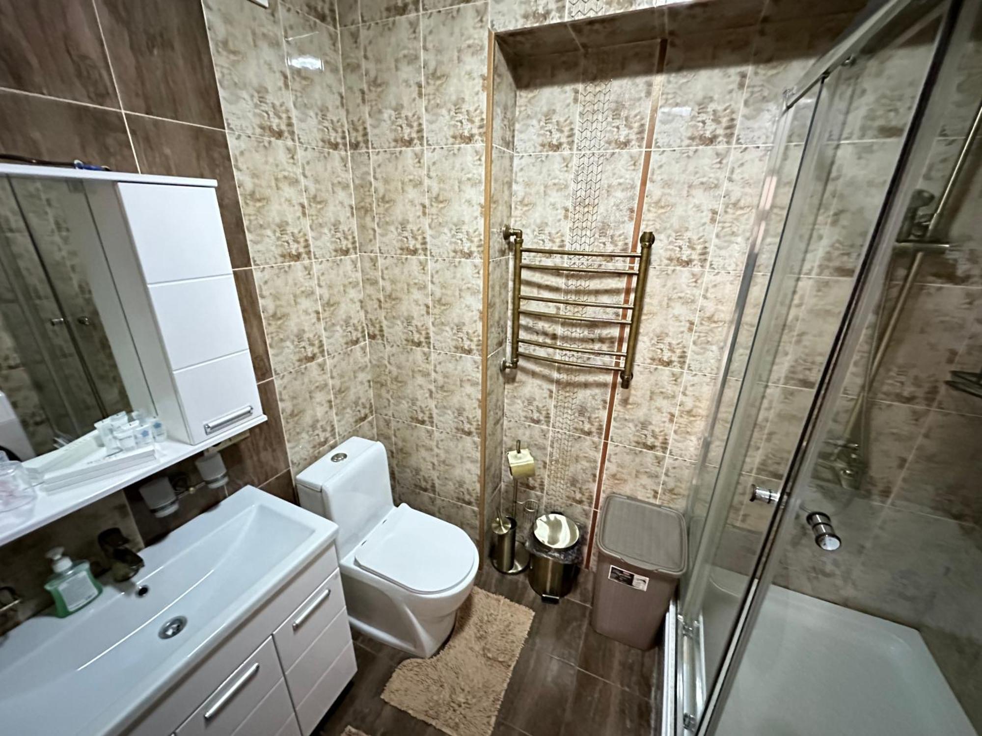 Vostochnyi Park Apartament In The Center Of Almaty Appartement Buitenkant foto